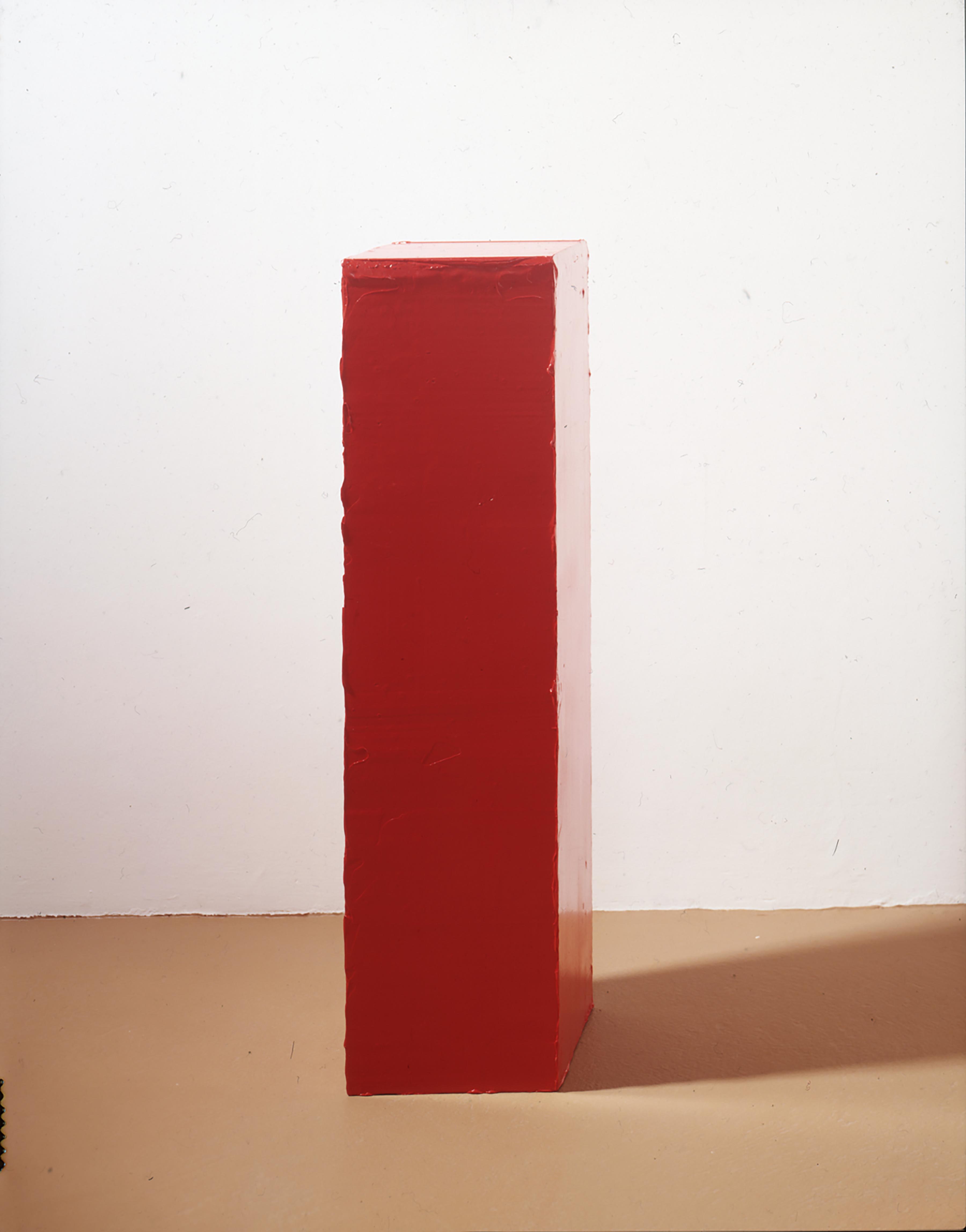 Bertrand Lavier, Socle de peinture rouge, 1986